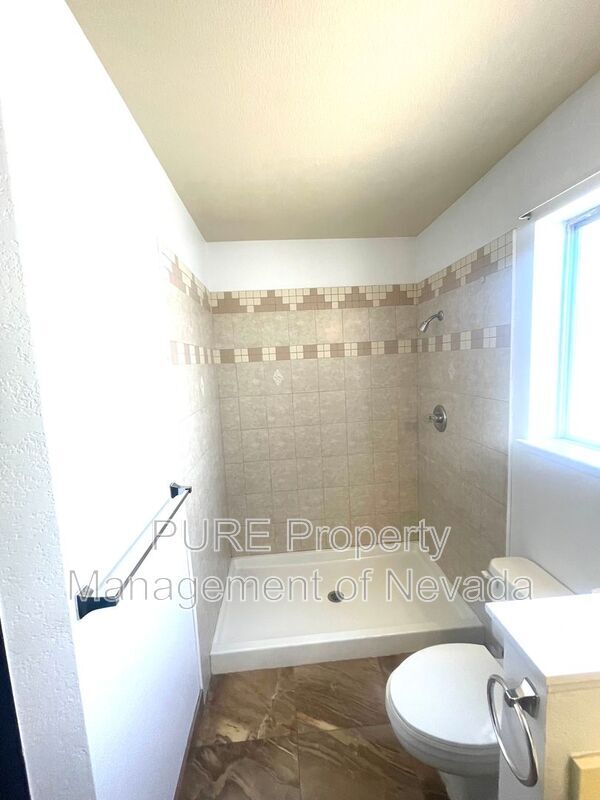 Building Photo - 724 Taft Ct