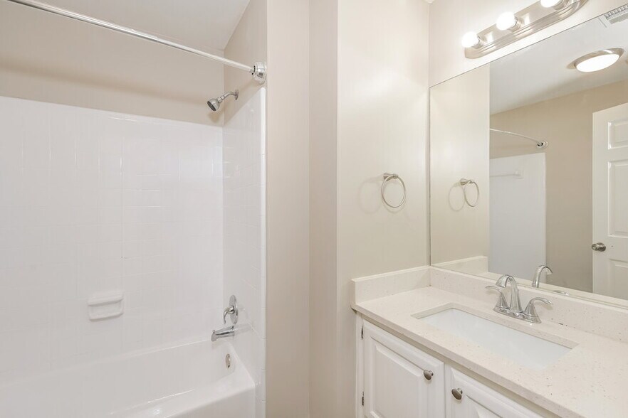Building Photo - 2570 Broadmoor Ct