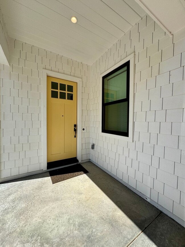 Building Photo - Custom Adorable Cottage Available in Folsom!
