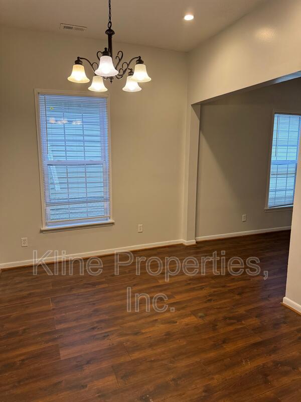 Building Photo - 518 S Warman Ave