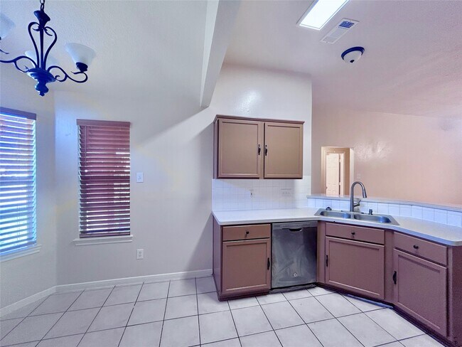 Building Photo - 18523 Spinney Ln