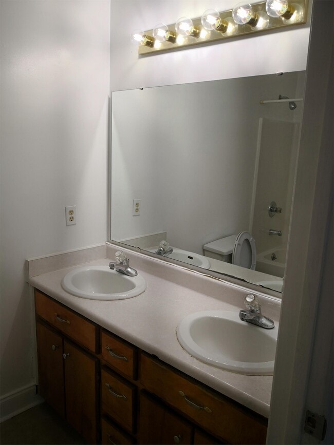 Building Photo - 7 Silver Spur Ct