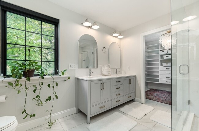 Building Photo - Modern Elegance Meets Mt. Lookout Charm – ...