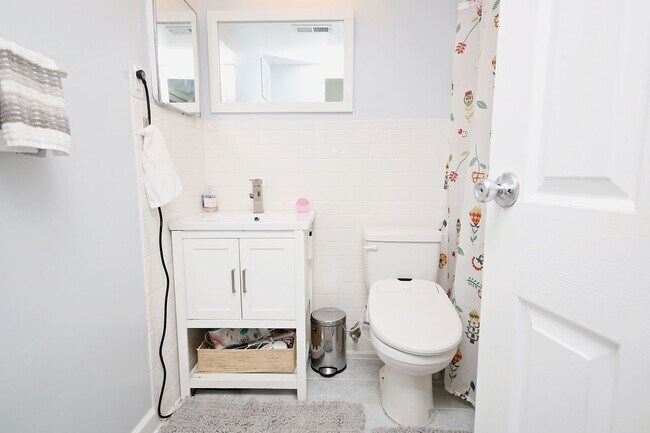 Building Photo - Furnished 1800 JPA Apartment Near UVA