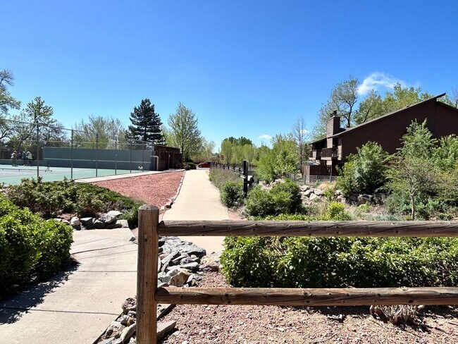 Building Photo - Beautiful & Bright Corner Condo in North Boulder