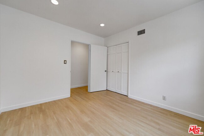 Building Photo - 6044 Varna Ave