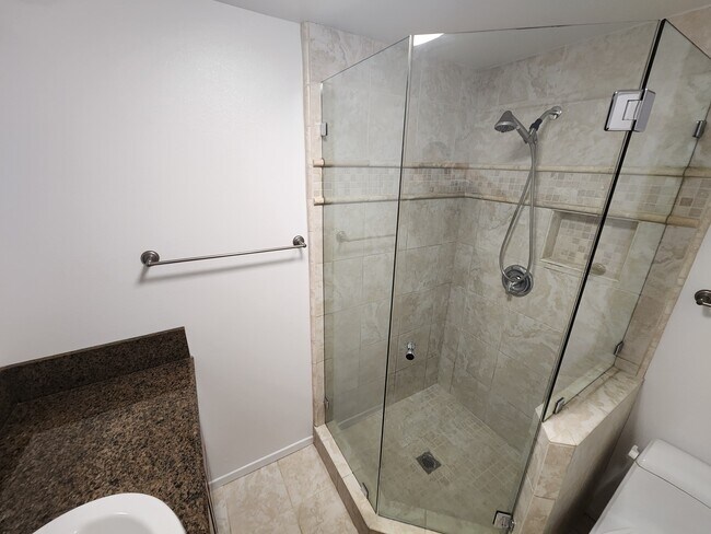 Building Photo - 702 N Paulina Ave