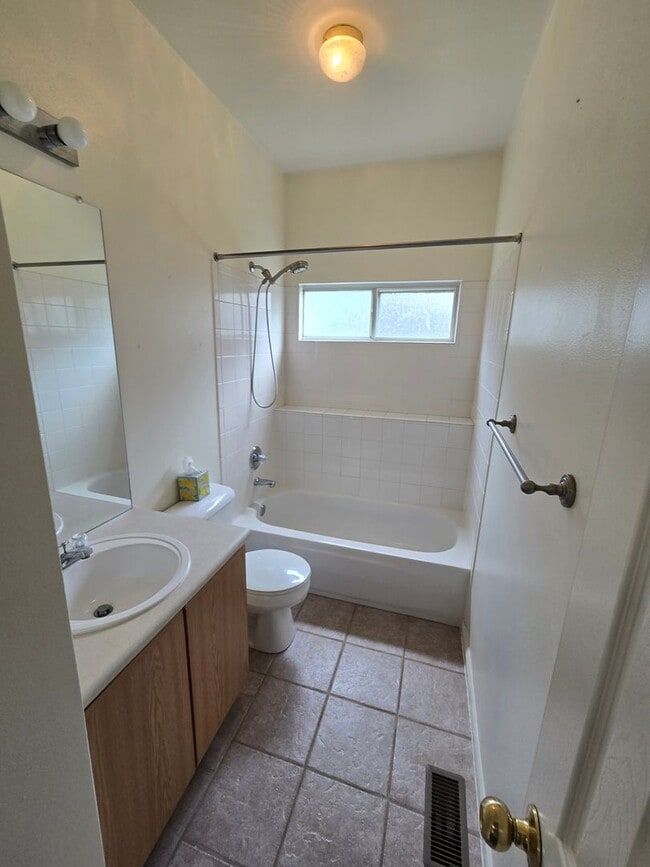 Building Photo - Great 3 bedroom townhome