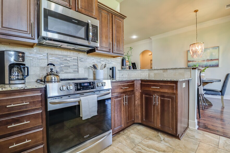 Building Photo - 222 Crenshaw Dr