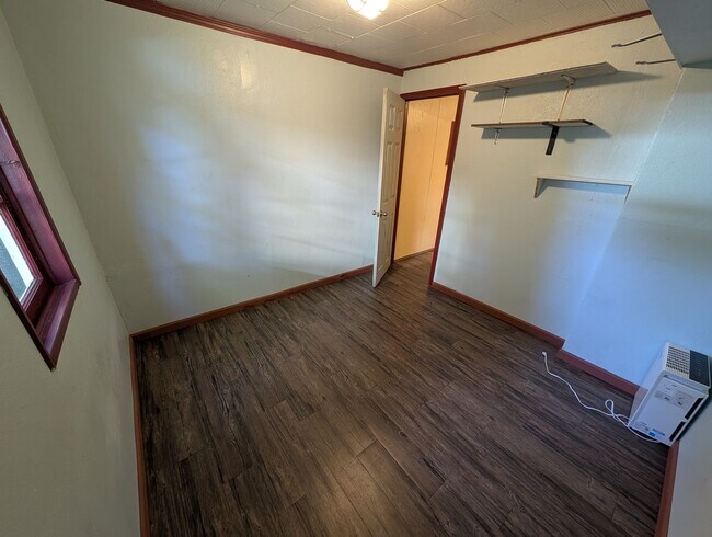 Building Photo - Available Now in Navy Yard City! New Floors & Paint! Tons of Space & Storage.