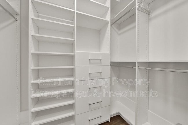 Building Photo - 2011 Sharon Ave