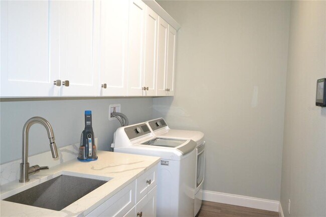 Building Photo - 281 Diogenes St