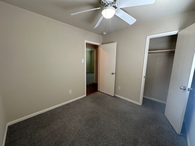 Building Photo - For Lease | 3 Bed, 2 Bath | 1,216 Sq Ft | ...