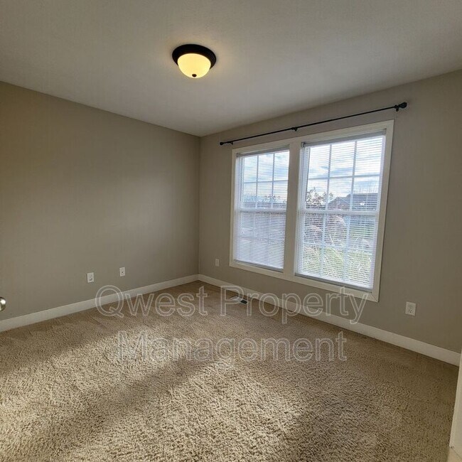 Building Photo - 79 River St