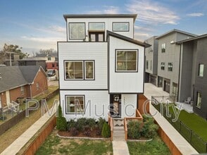 Building Photo - 1403A 10th Ave N