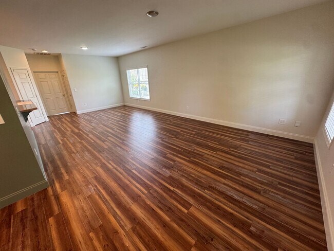 Building Photo - Experience Modern Main-Level Living in a Private Oak Ridge Community