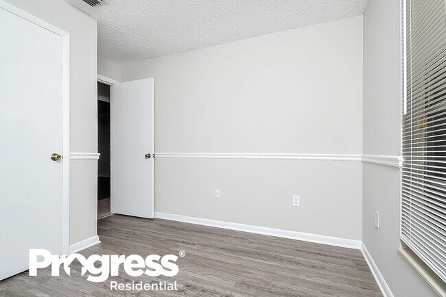 Building Photo - 3412 Groveview Dr