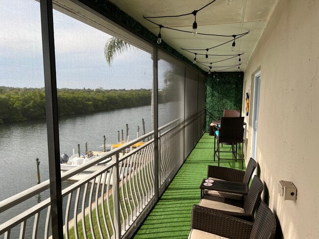 Large screened in balcony - 8815 Bay Pointe Dr