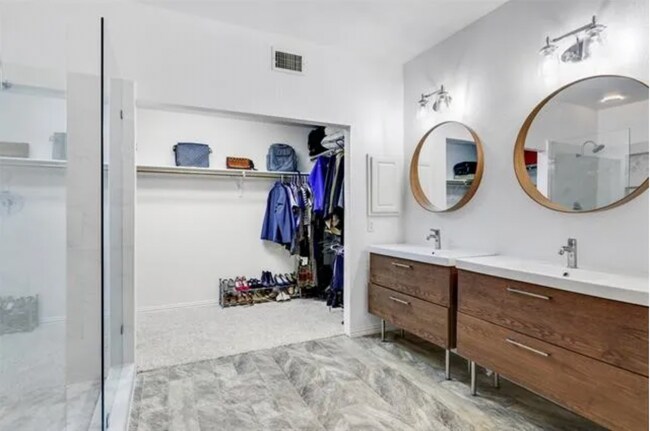 Building Photo - 8925 Lakewood Dr