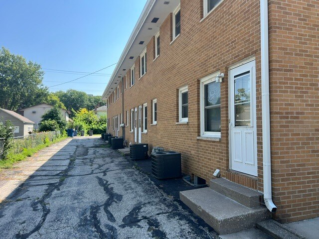 Building Photo - 605 Hood St