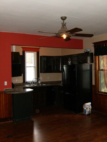 Building Photo - 1916 N Bartlett Ave