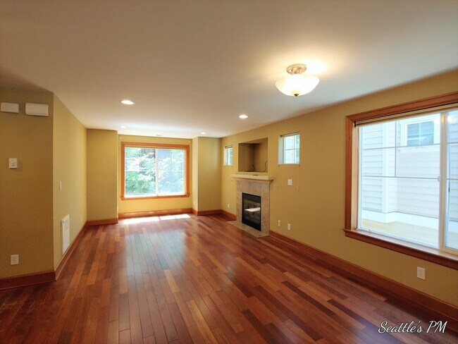Building Photo - Gorgeous North Seattle Townhome