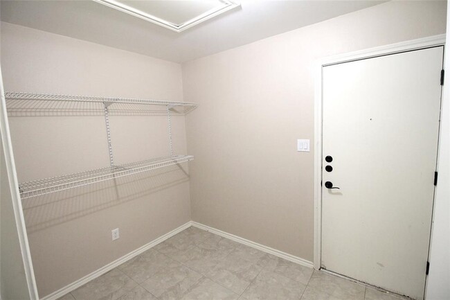 Building Photo - 3880 Williamsburg Cir