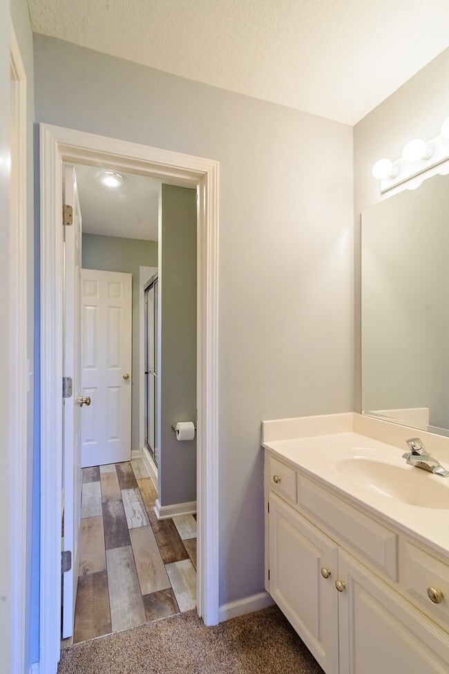 Building Photo - Gorgeous 4 Bedroom home in Blue Valley Schools