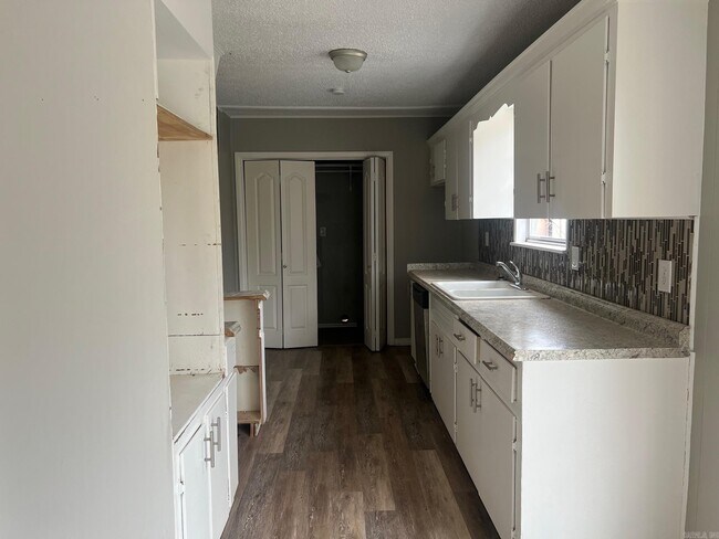 Building Photo - 225 Laurel St