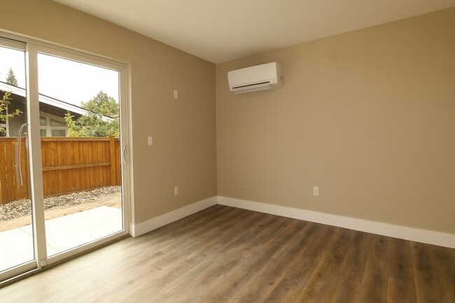 Building Photo - Your Bend Retreat: Spacious End Unit Townhouse with Pilot Butte Views