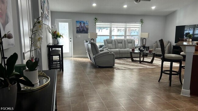 Building Photo - 180 SW Voltair Terrace