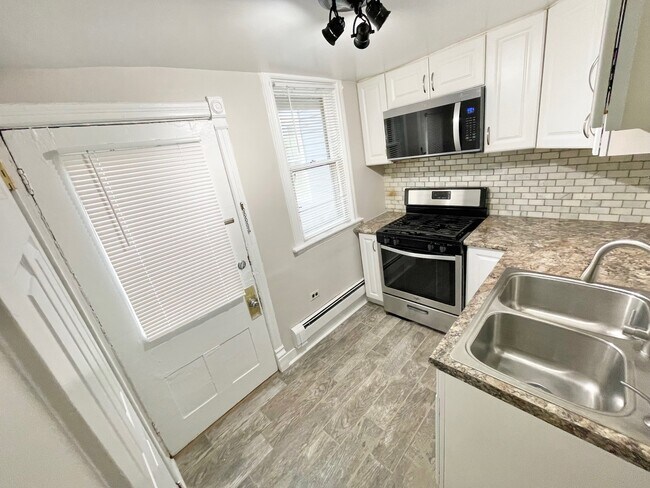 Building Photo - 404 Mountain St