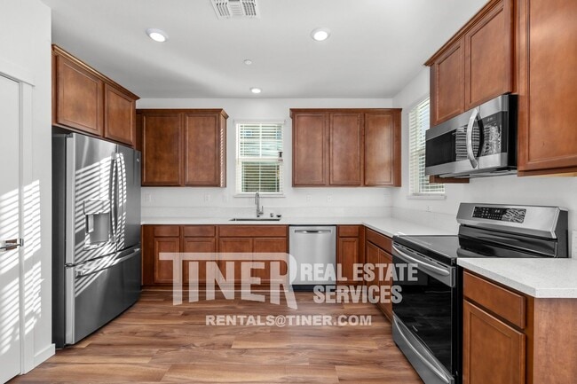 Building Photo - 220 Cinema St