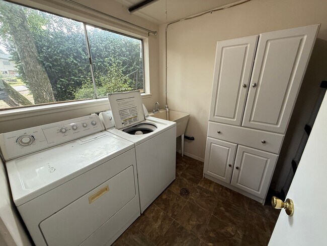 Building Photo - Lovely and Warm Home in Edmonds Available Now