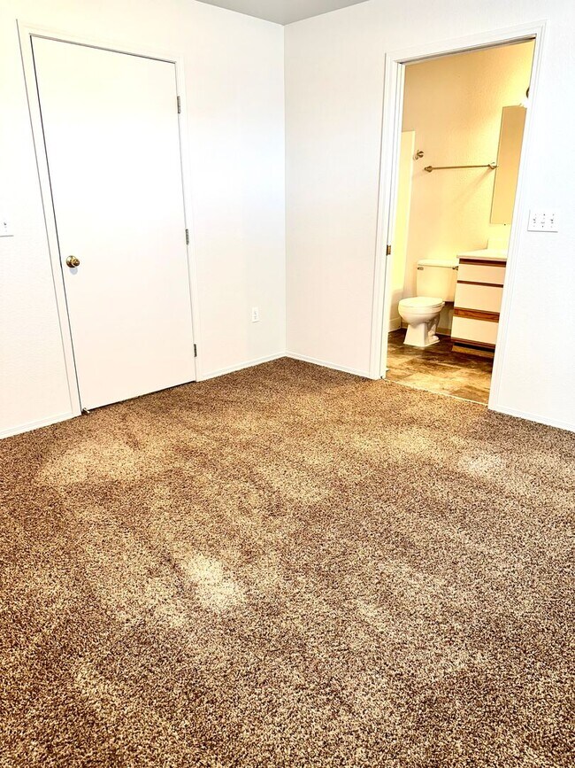 Building Photo - Love where you live in this 2 bedroom 2 bathroom 1st floor apartment!