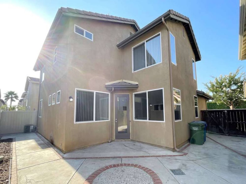 Building Photo - 1057 E Agate Ct