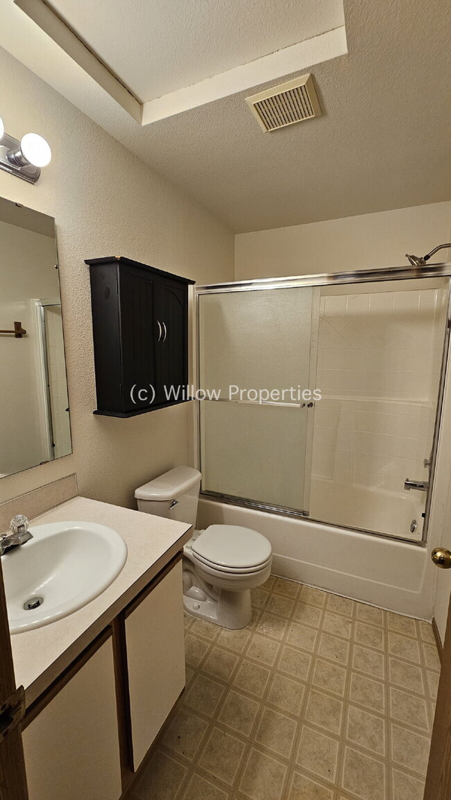 Building Photo - 3-Bedroom Duplex in Puyallup with 2 Full B...