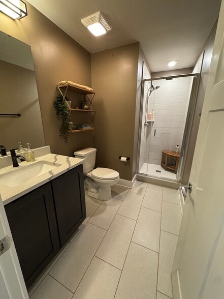 Bottom floor full, private bathroom - 1547 Duckworth Ave