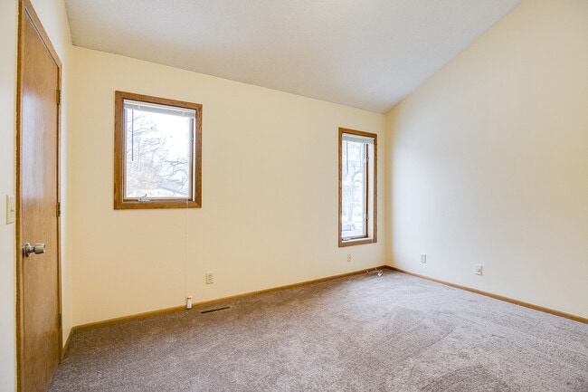 Building Photo - Gorgeous Three Bedroom Available 8/5/25!