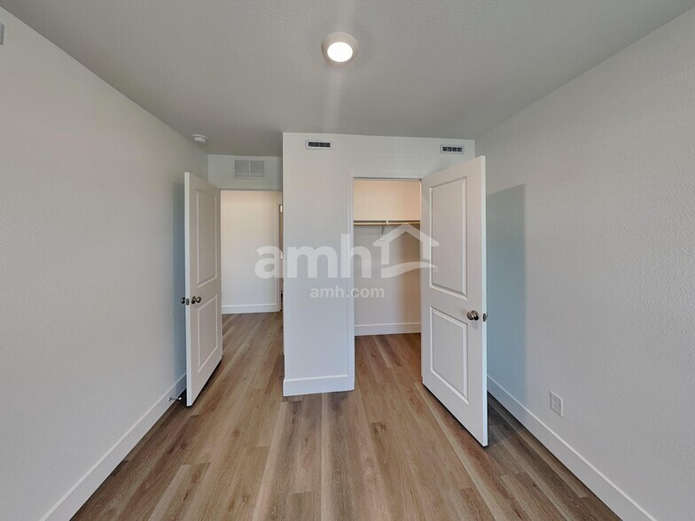 Building Photo - 5823 Vaes Dothrak St