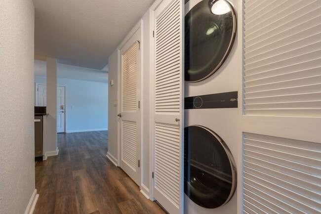 Building Photo - MOVE IN READY 2-bedroom in Virginia Beach!