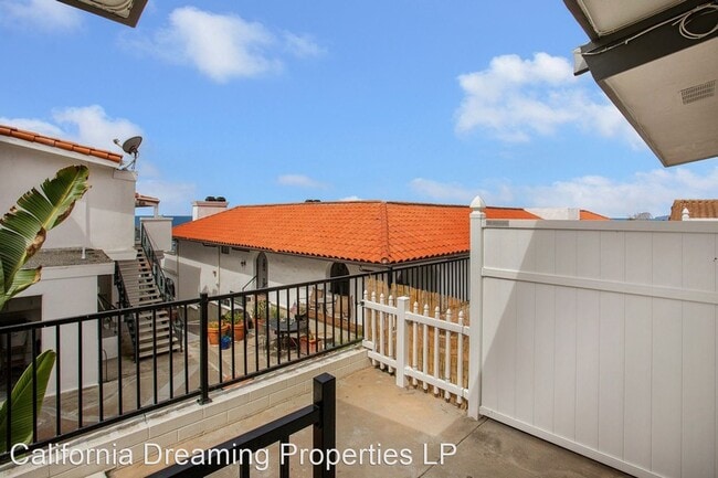 Building Photo - 520-524 Avenida Victoria