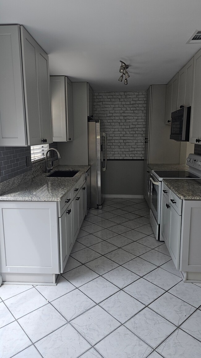 Building Photo - 1702 Shady Ridge Ct