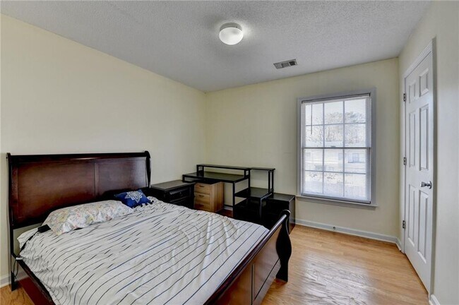 Building Photo - 435 Leasingham Way