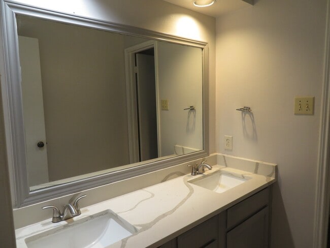 Building Photo - 12824 Westpark Dr