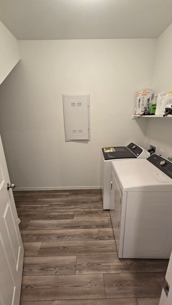 Building Photo - Move-In Special: $500 Off on 2nd Month’s R...