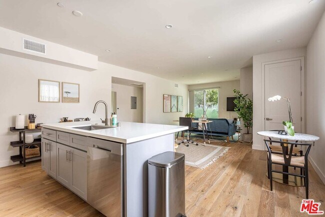 Building Photo - 3726 Kelton Ave