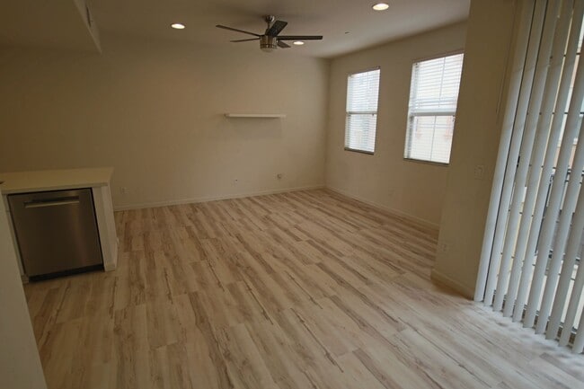 Building Photo - 2 Bedroom/2.5 Bath Townhouse