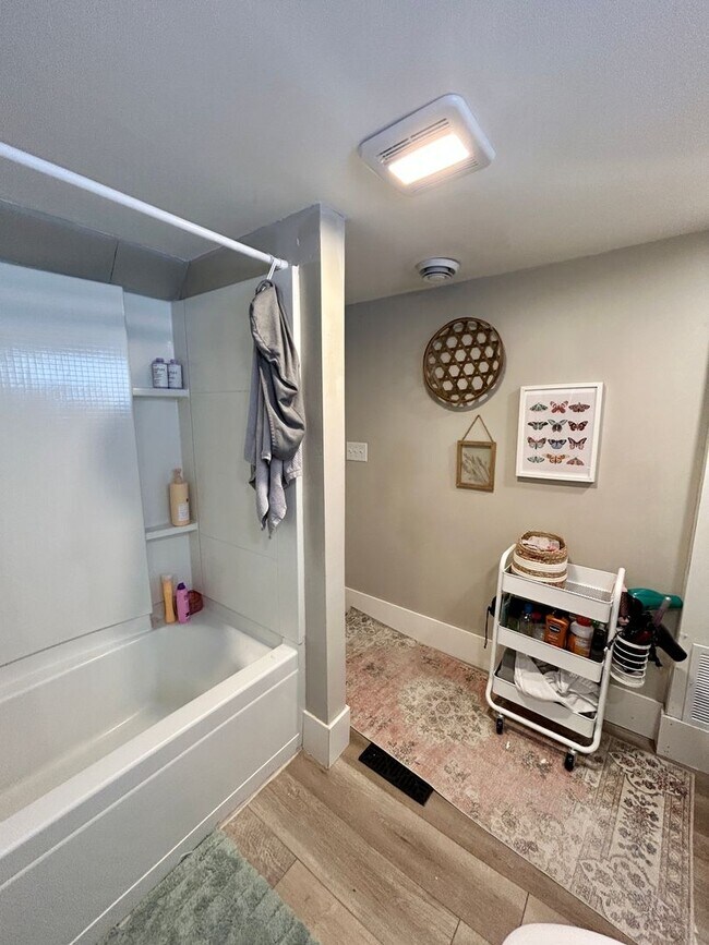 Building Photo - 1719 E 5th St