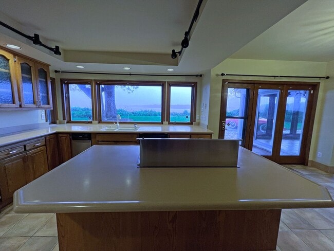 Building Photo - Gated Sound view home Des Moines area, 4 bed plus den 2.5 bath 3900 s/f, Available NOW!!!